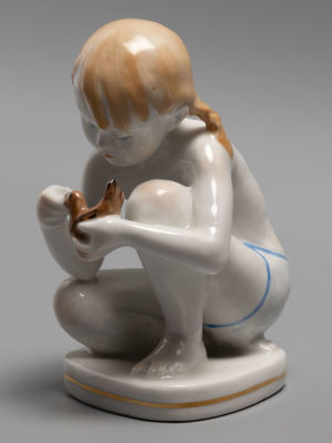 [Детская серия ЛФЗ] Сидящая девочка со свистулькой. Фарфор. 1950-1954-е гг. Ломоносовский 