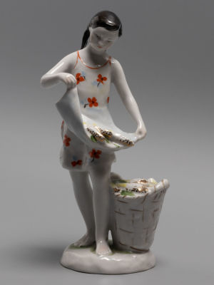 [Детская серия ЛФЗ] Девочка с кукурузой. Фарфор. 1955-1957-е гг. Ломоносовский фарфор. Размер: 