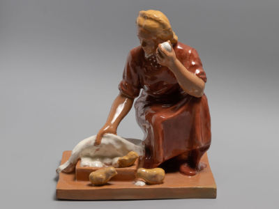 Белвертайте Л. Птичница (Девушка с цыплятами). Статуэтка. Керамика Daile Каунас Литва 1950-е гг. 