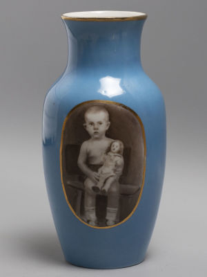 Ваза "Ребенок с куклой". Фарфор НКМП Первомайский завод, Песочное 1950-е гг. Высота 19 см. 