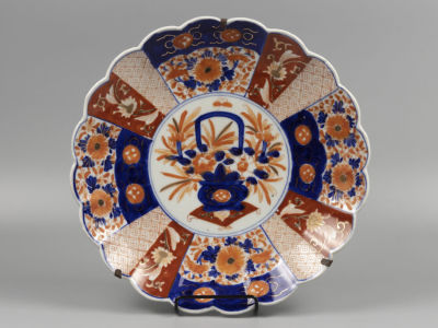 Блюдо Имари. Фарфор. Япония. Кон. XIX в. Диаметр 31,5 см. 
Общие потертости и царапины.