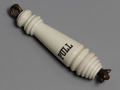 Ручка сливного бачка. Фаянс, латунь. Западная Европа. Кон. XIX – нач. ХХ в. Размер 15х3 см. 