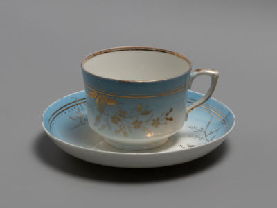 Чайная пара в голубых тонах. Фарфор, позолота Кузнецов. 1889-1917-е гг. Размеры: чашка 6х8 см.; 