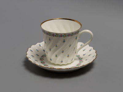 Кофейная пара &laquo;Нежность&raquo;. Костяной фарфор. ЛФЗ. 1970-е гг. Размеры: чашка 7х7 см.; блюдце 12,5 
