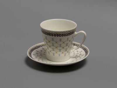 Кофейная пара. Костяной фарфор. ЛФЗ. 1970-е гг. Размеры: чашка 5,7х6 см.; блюдце диаметр 10 см. 