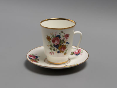 Кофейная пара. Розы. Костяной фарфор. ЛФЗ. 1960-е гг. Размеры: чашка 7,8х6,8 см.; блюдце 