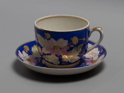 Чайная пара &laquo;Цветы&raquo;. Фарфор. Вербилки. 1950-е гг. Размер: чашка 6,3х8 см.; блюдце диаметр 14 