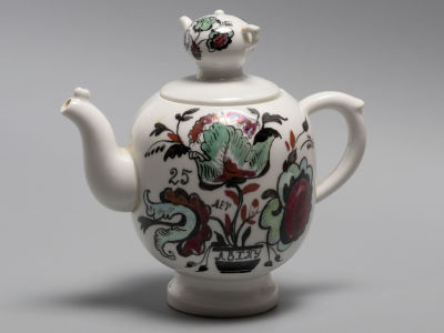 Худ. Вигдорчик Е.А. "25 лет ЛВХПУ". Сувенирный чайник. Фарфор ЛФЗ 1978г. Размер13х8,1 см. 