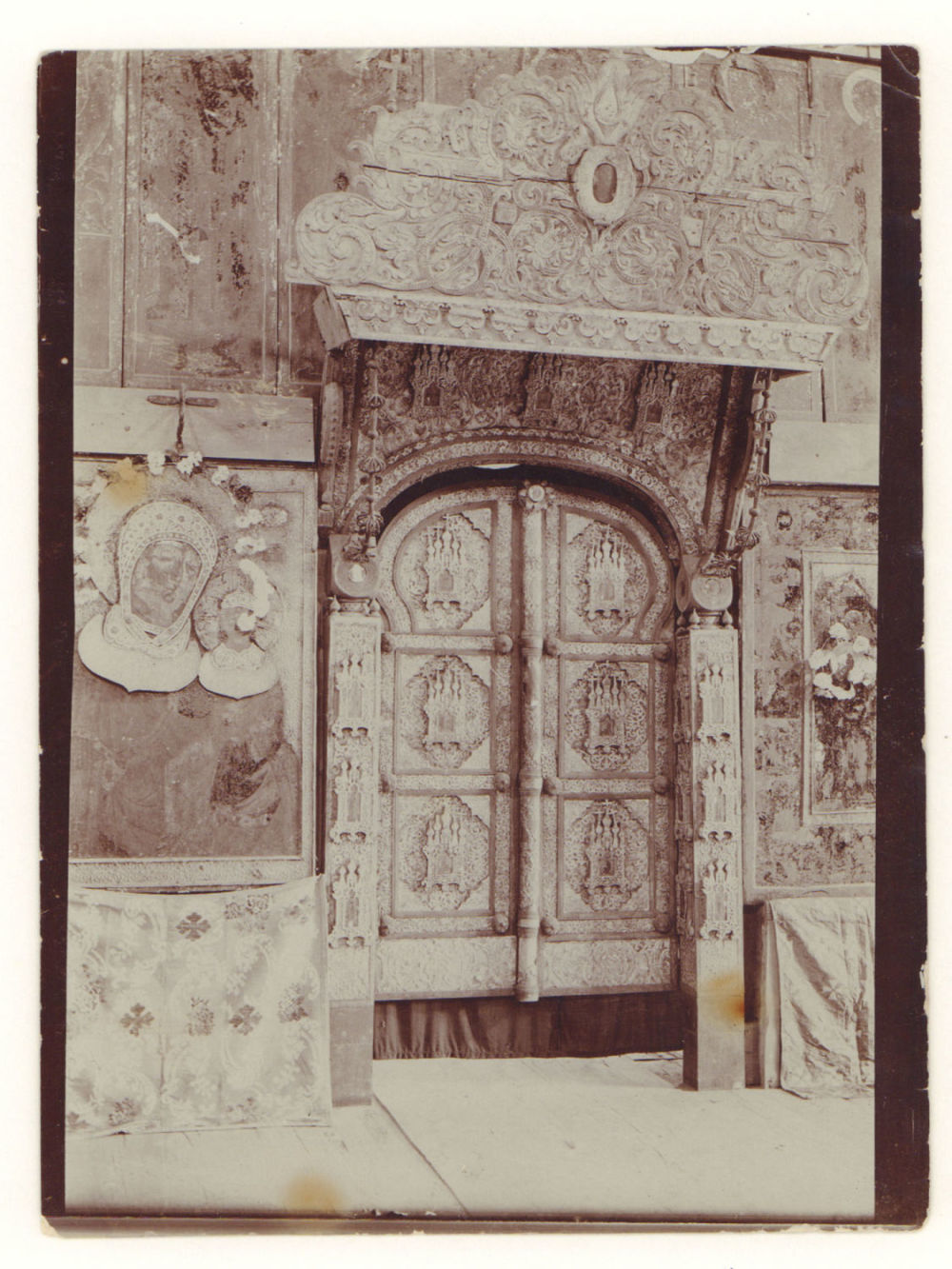 Чухчерема. Холмогоры. Архангельская губ. Церковные врата XVI в. Фотография 1920-е гг. Размер 