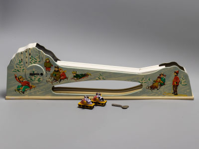 Механическая новогодняя игрушка. &laquo;Катанье с гор&raquo;. В рабочем состоянии. В родной коробке. С 