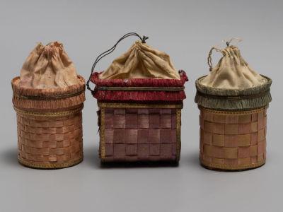Елочные игрушки (3 шт.) Бонбоньерки. Декор плетение из бересты. Картон, бумага, ткань. Начало ХХ в.