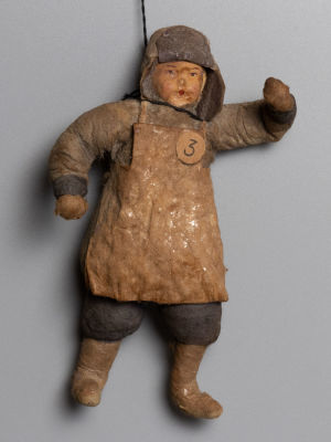 Елочная игрушка. Дворник. Мальчик в фартуке. Папье-маше, вата, роспись. Изокульт СССР. 1930-е гг. 