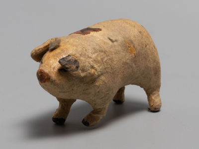 Елочная игрушка. Поросенок. Вата, роспись. Изокульт. СССР. 1937-1950-е гг. Размер 9,8х4,3х5,8 