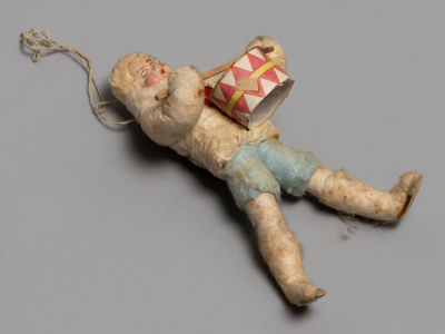 Елочная игрушка. Мальчик-барабанщик. Папье-маше, вата, картон, роспись. "Изокульт. Промигрушка" 