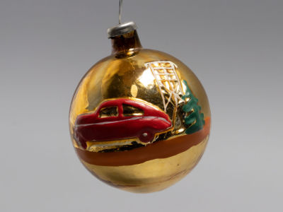 Елочная игрушка. Шарик. Автомобиль Л. Стекло, роспись. СССР. 1950-1960-е гг. Диаметр 6,3 см. 