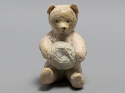 Елочная игрушка. Медведь со снежным комом. Папье-маше, вата. СССР. 1937-1960-е гг. Размер 7х5х3 