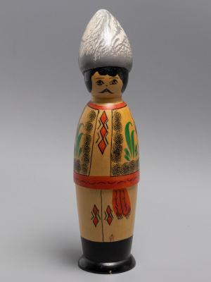 Гуцульская деревянная игрушка. Гуцул. Чехол для бутылки. 1970-е гг. Размер: высота 25 см. 