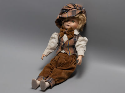 Кукла. Deko Puppe. Мальчик в клетчатой жилетке. Фарфор, ткань, мягкая игрушка под костюмом. 