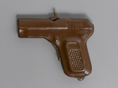 Игрушечный пистолет для пистонов. Жесть. 1960-1970-е гг. Размер 7,5х6,3 см. 
Следы бытования.