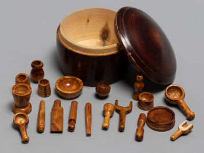 Бирюльки. 19 шт. в шкатулке. Дерево, лак. Нач. ХХ в. Размер: шкатулка высота 6 см. диаметр 7,9 