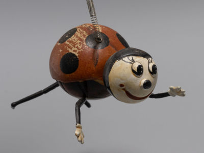 Божья коровка. Деревянная игрушка. Артель. 1950- е гг. Размер 13х7х21(с пружинкой) см. 
Сильные 