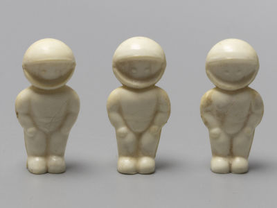 Фигурки-космонавты (3 шт.). Пластмасса. 1960-е гг. Размер 3,4х1,7х1,1 см. 
Общее незначительное 