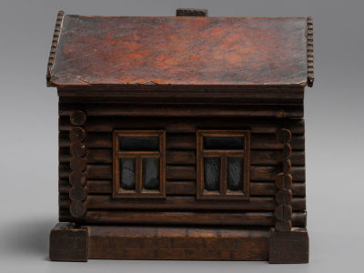 Шкатулка Изба (Копилка) Дерево, лак. Кон. XIX – нач. ХХ в. Размер 15,8х16,7х10,3 см. 