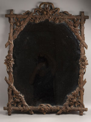 Schwarzwald. Зеркало резное с полочкой. Вишня, ручная резьба. Шварцвальд, Германия. XIX в. Разме 