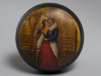 Лаковая миниатюра. Шкатулка. Свидание. Роспись, лак, папье-маше. Сер. ХХ в. Размер: высота 4,5 