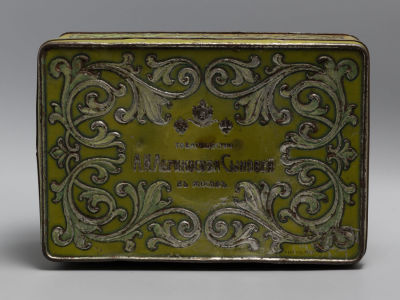 Тов. Абрикосов и сыновья. Кондитерская жестяная коробка. Кон. XIX в. Размер 9х24,5х16,8 см. 