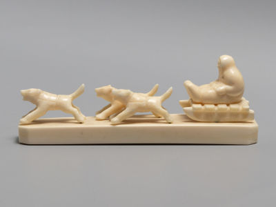 Статуэтка. Чукча на санях с собаками. Моржовая кость, резьба. Крайний Север. 1970-1980-е гг. Раз 