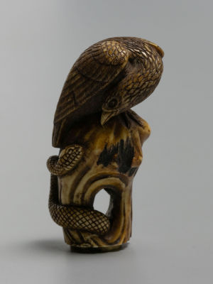 Окимоно. Птица со змеей. Слоновая кость, резьба. Подпись автора. Япония. Кон. XIX в. Размер 