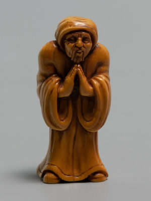 Нэцкэ. Японский монах. Слоновая кость, резьба. Япония. Кон. XIX в.. Размер 56х17х24 мм. 
Общее 