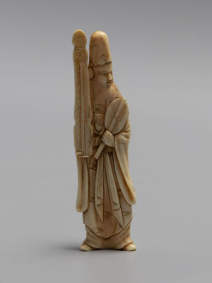 Нэцкэ. Японец с веером и листом. Слоновая кость, резьба. Япония. Кон. XIX в. Размер 104х29х13 