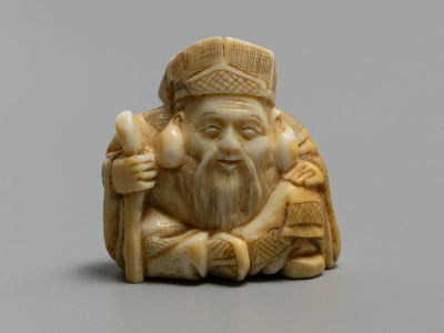 Нэцкэ. Японец сидящий с тростью. Слоновая кость, резьба. Япония. Кон. XIX в. Размер 34х33х22 