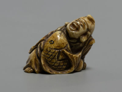 Нэцкэ. Эбису. Японец сидящий с рыбой. Слоновая кость, резьба. Подпись автора. Япония. Кон. XIX в. 