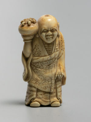 Нэцкэ. Японец с цветочным горшком. Слоновая кость, резьба. Япония. Кон. XIX в. Размер 52х25х14 