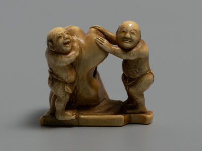 Нэцкэ. Борцы сумо с камнем. Слоновая кость, резьба. Япония. Кон. XIX в. Размер 36х36х34 мм. 
