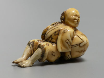 Нэцкэ. Футэн. Японец с мешком. Слоновая кость, резьба. Япония. Кон. XIX в. Размер 51х30х31 мм. 