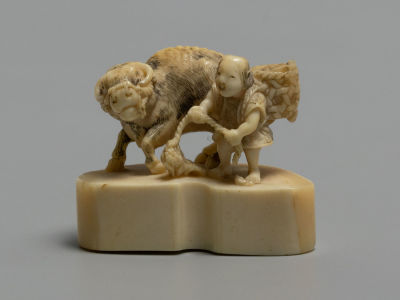 Нэцкэ. Японец с буйволом. Слоновая кость, резьба. Япония. Кон. XIX в. Размер 41х34х21 мм. 
Есть 