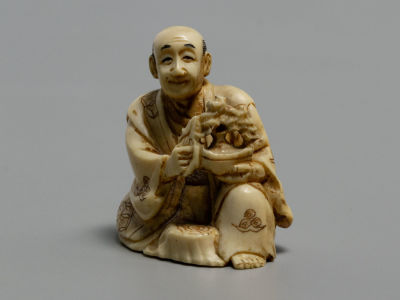 Нэцкэ. Японец с бонсаем. Слоновая кость, резьба. Подпись автора. Япония. Кон. XIX в. Размер 
