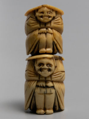 Нэцкэ. Два японца в плоских шляпах. Слоновая кость, резьба. Япония. Кон. XIX в. Размер 31х26х23 