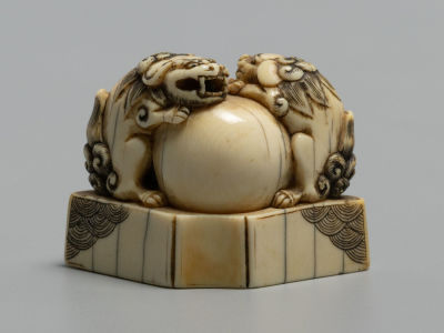 Нэцкэ. Собаки ФУ (с шаром). Небесные львы. Слоновая кость, резьба. Япония. Кон. XIX в. Размер 