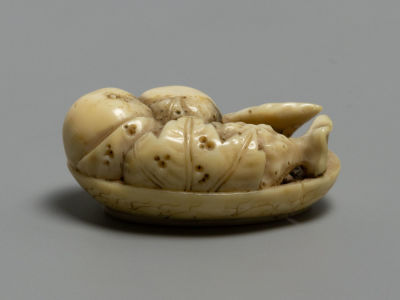 Нэцкэ. Натюрморт с фруктами. Слоновая кость, резьба. Япония. Кон. XIX в. Размер 44х26х19 мм. 