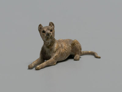 Венская бронза. Лежащая белая собака. Длинные тонкие лапы и хвост. Австрия, Вена. XIX в. Размер 