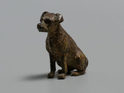 Венская бронза. Сидящая рыжая собака, маленький хвостик вверх. Австрия, Вена. XIX в. Размер 