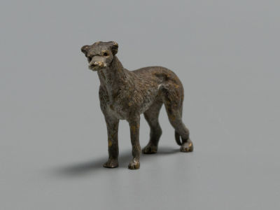 Венская бронза. Левретка малая, стоящая. Австрия, Вена. XIX в. Размер 33х48х10 мм. Клеймо на 