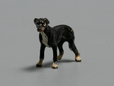 Венская бронза. Левретка, маленькая, черная. Австрия, Вена. XIX в. Размер 22х17х8 мм. 
Общие 