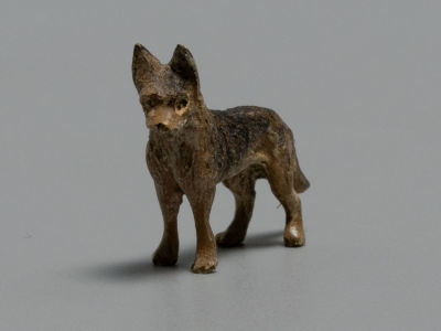 Венская бронза. Овчарка, маленькая. Австрия, Вена. XIX в. Размер 25х6х20 мм. 
Общие потертости 