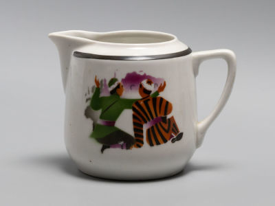 Сливочник. Дружба народов. Фарфор. Дмитровский завод. 1930-е гг. Размер: высота 8,8 см. 